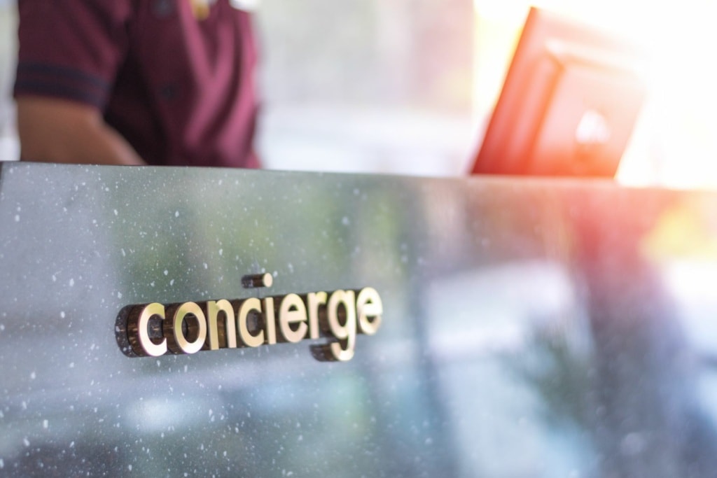 Schriftzug "Concierge" an einem Desk