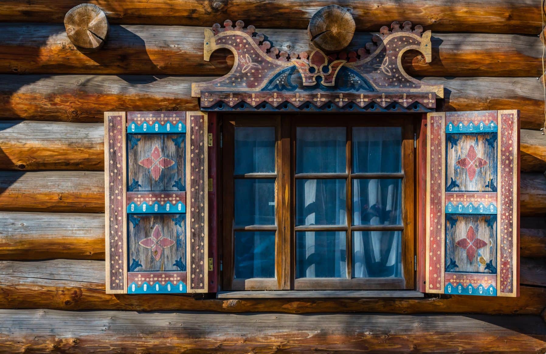 Fenster eines Holzhauses in Riga