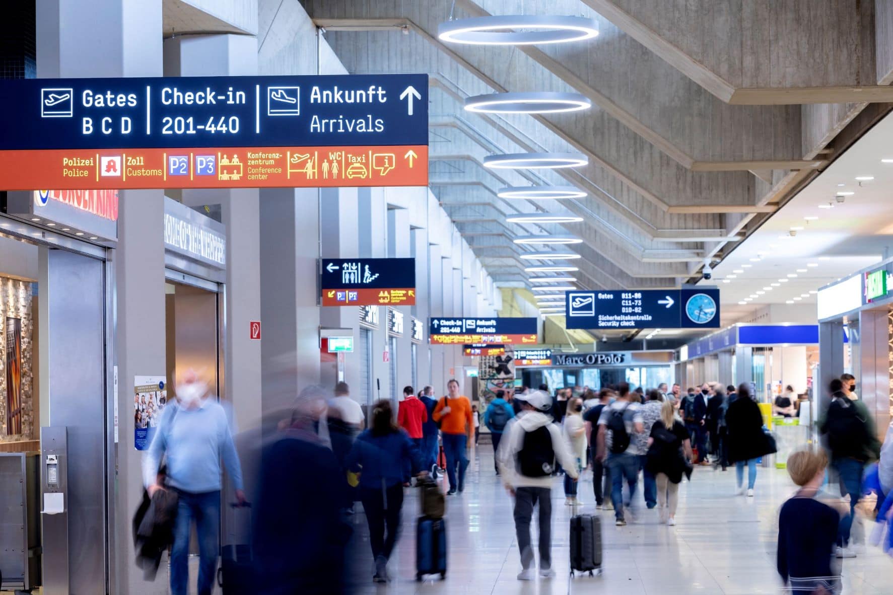 Passagiere im Flughafen Köln-Bonn