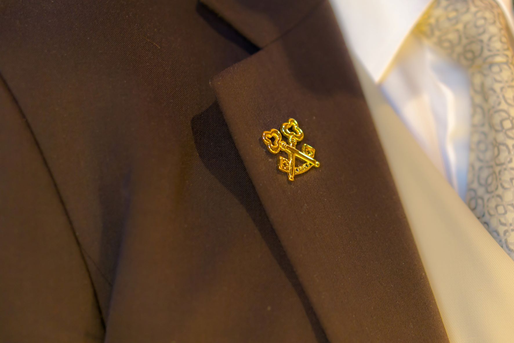 Concierge-Erkennungszeichen Goldener Schlüssel Revers