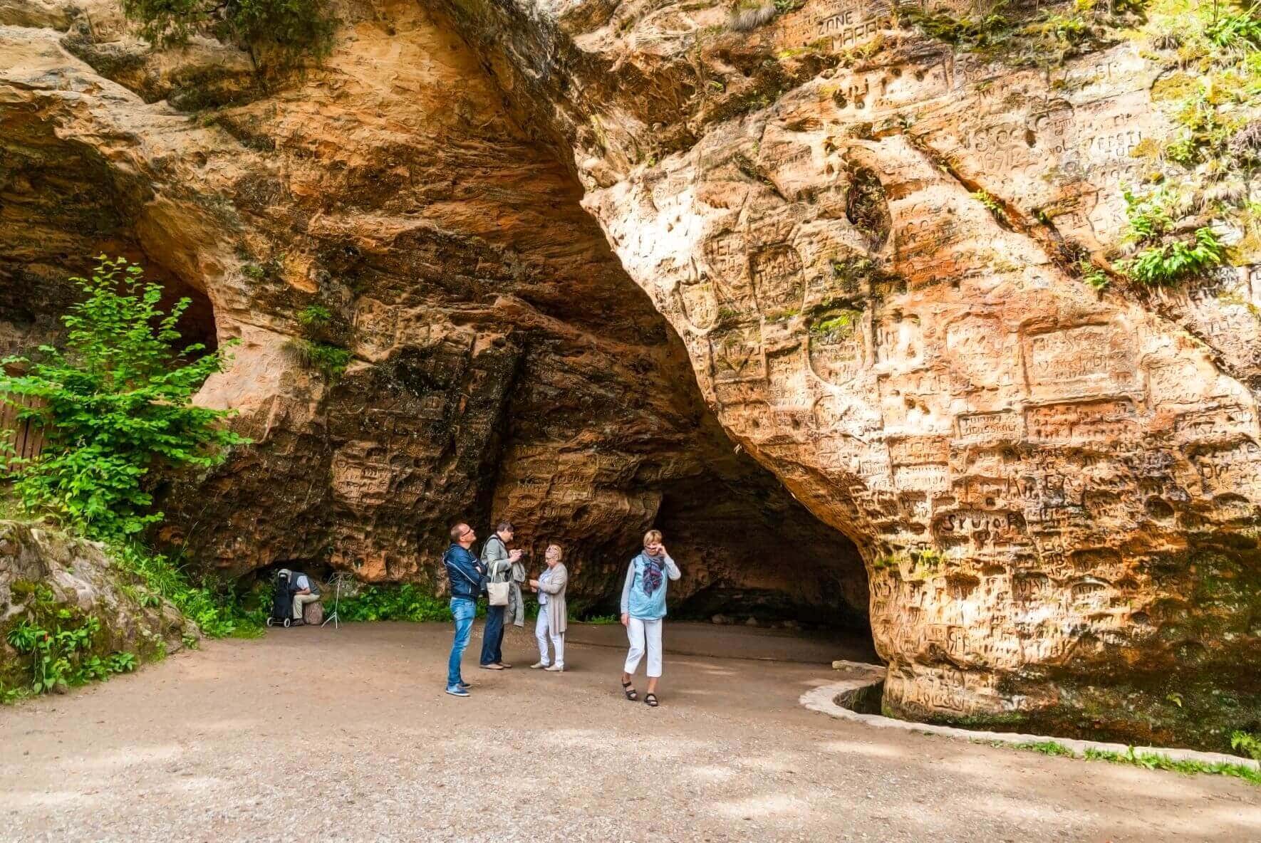 Besucher vor der Gutman-Höhle in Lettland