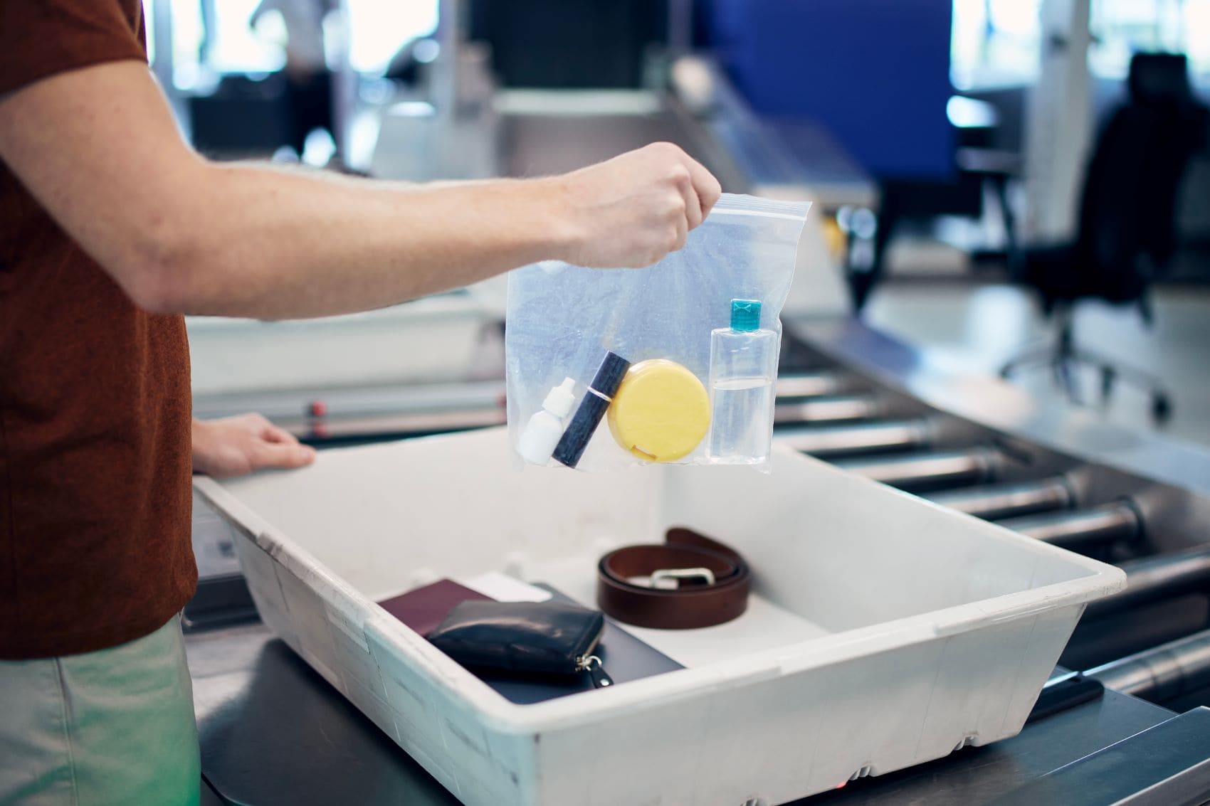Mann an der Handgepäckkontrolle am Flughafen 