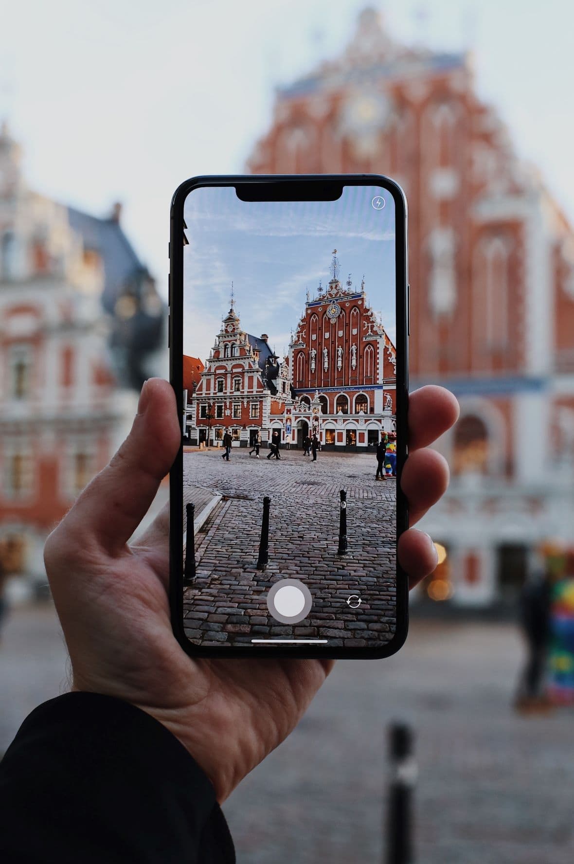 Haus der Schwarzhäupter auf Bildschirm eines Smartphones