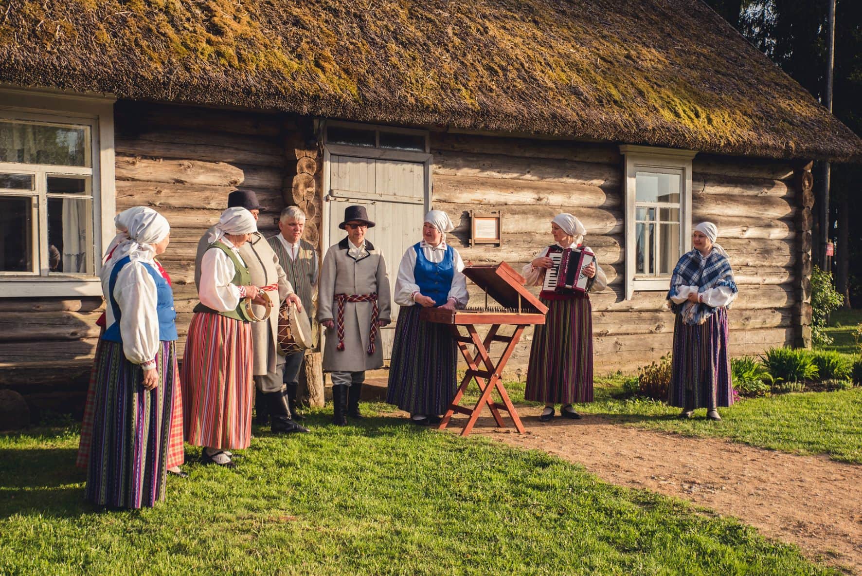 Darsteller mit traditioneller Kleidung in Latgale
