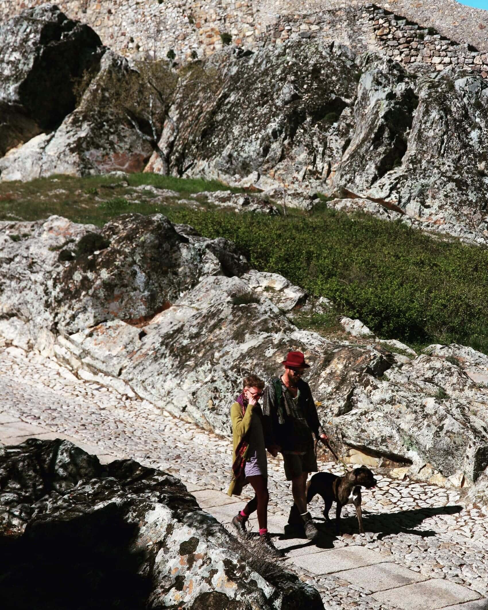 Spaziergänger mit Hund in Marvao, Portugal