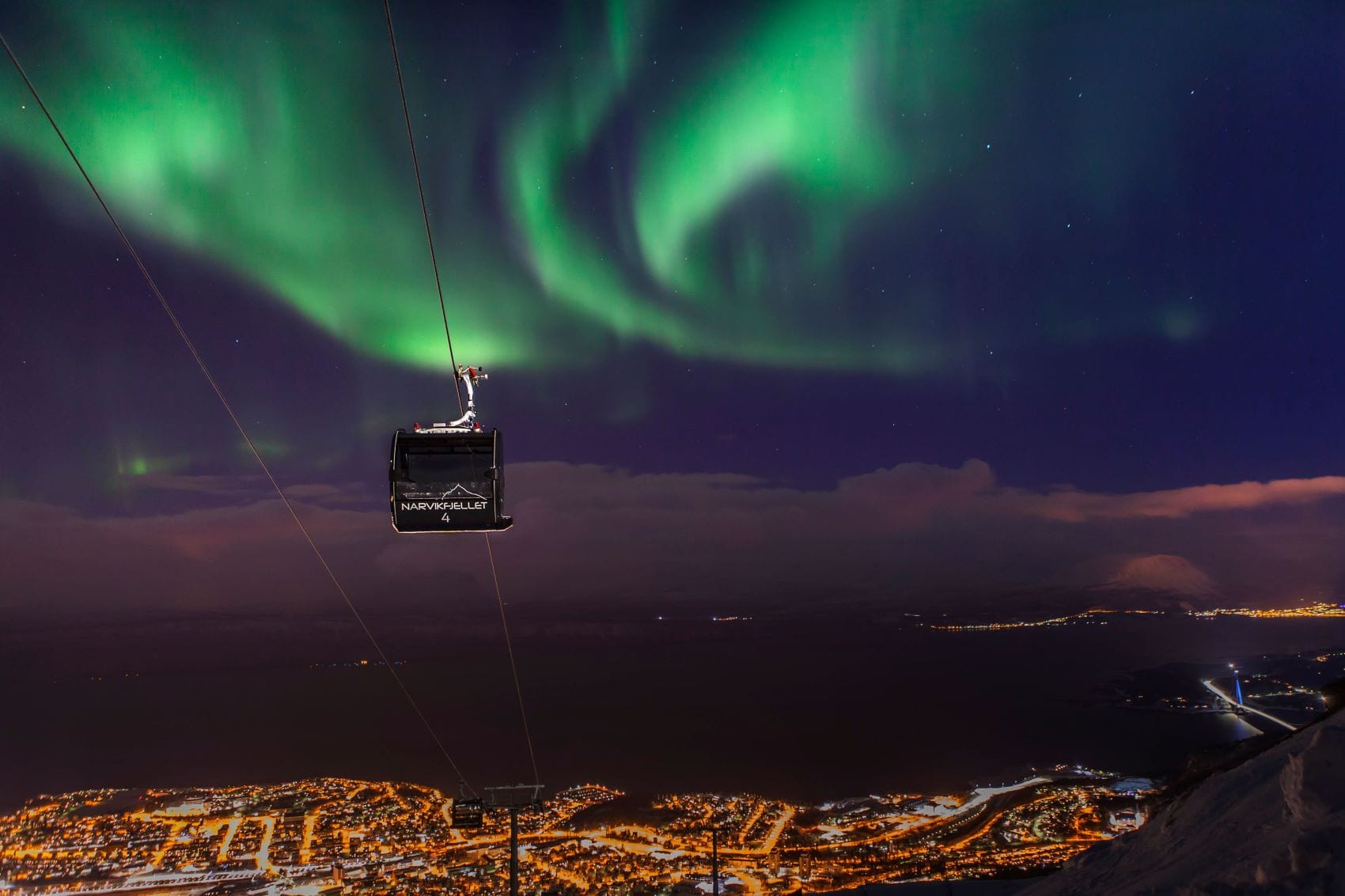 Skilift in Narvik, Norwegen, Hintergrund Nordlichter