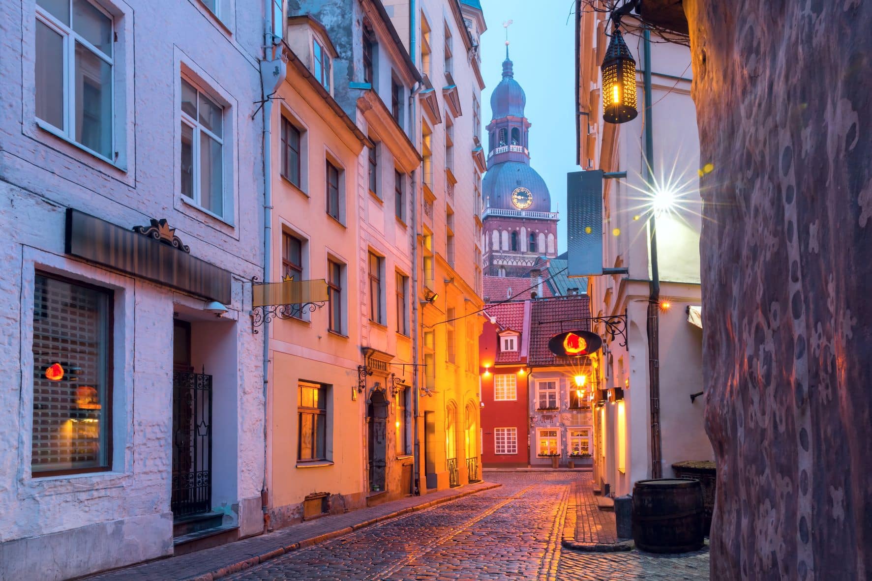 Gasse in Altstadt von Riga in der Abenddämmerung