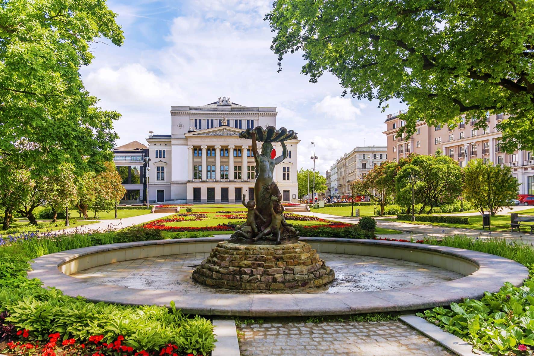 Skulptur vor Nationaloper in Riga