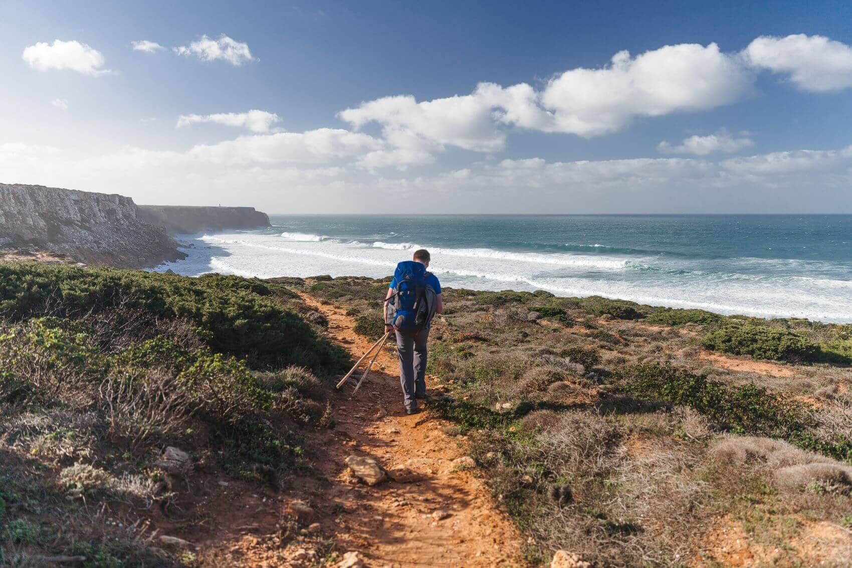 Wanderer an der Küste Portugals auf dem Weg Rote Vicentina