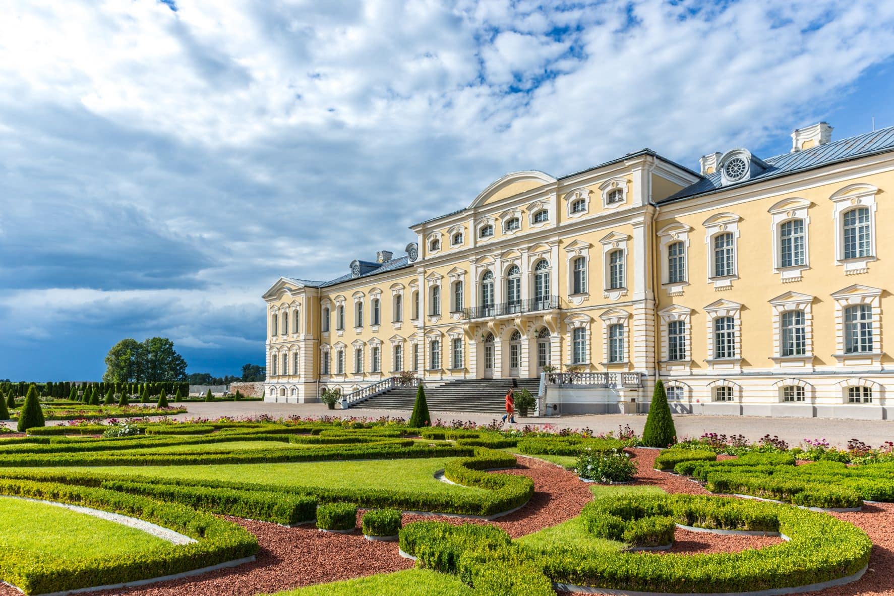 Fassade Rundale-Palast in Riga, davor Garten