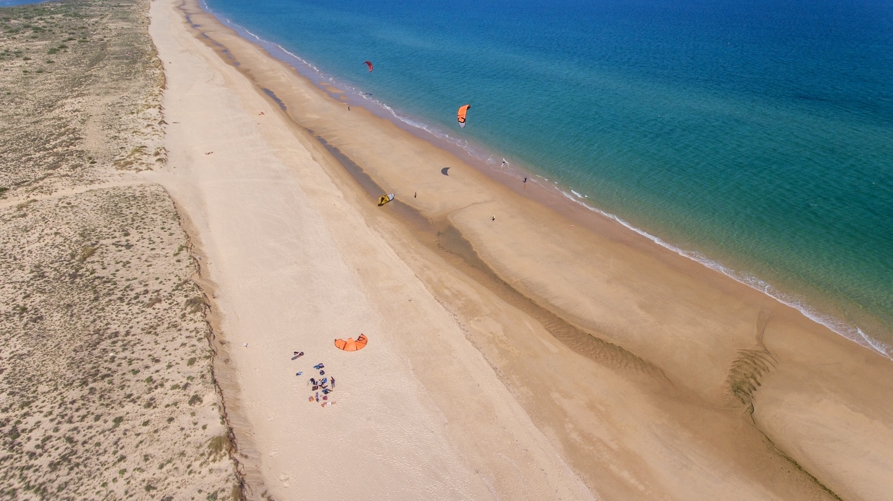 Kitsurfer am Strand der Ilha de Tavira