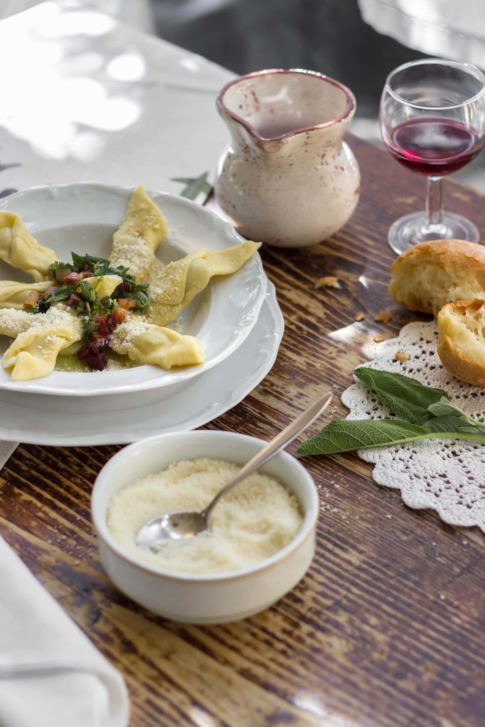 Casoncelli-Gericht mit Bergamo-Käse und Rotwein