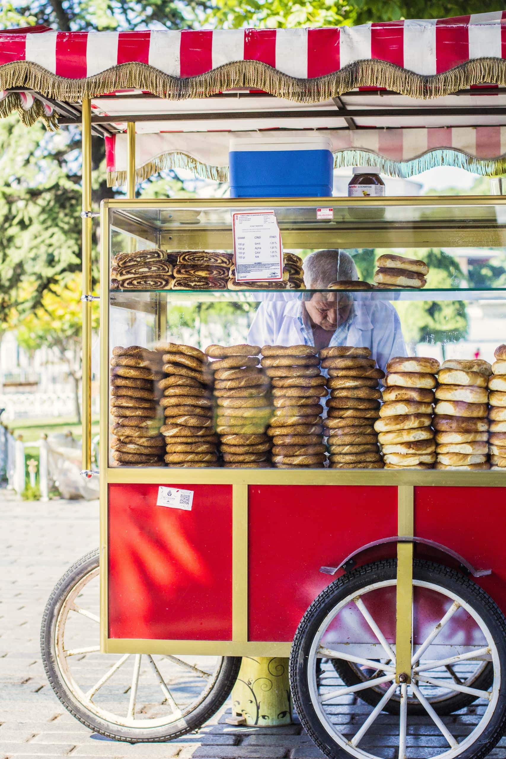 Simit im typischen Wagen am Straßenrand von Istanbul