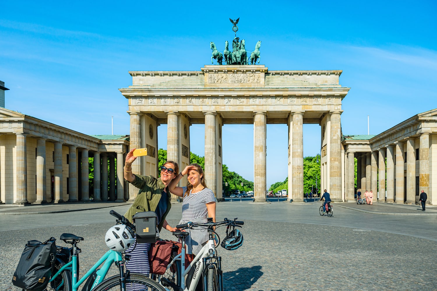 Annette und Tochter Franzi am Startpunkt in Berlin. Ab dem Brandenburger Tor geht es auf den Fernradweg von Berlin nach Kopenhagen.