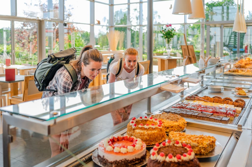 Wer die Wahl hat, hat die Qual: im Café Peters im Fährhafen von Murkan sieht alles verlockend lecker aus.