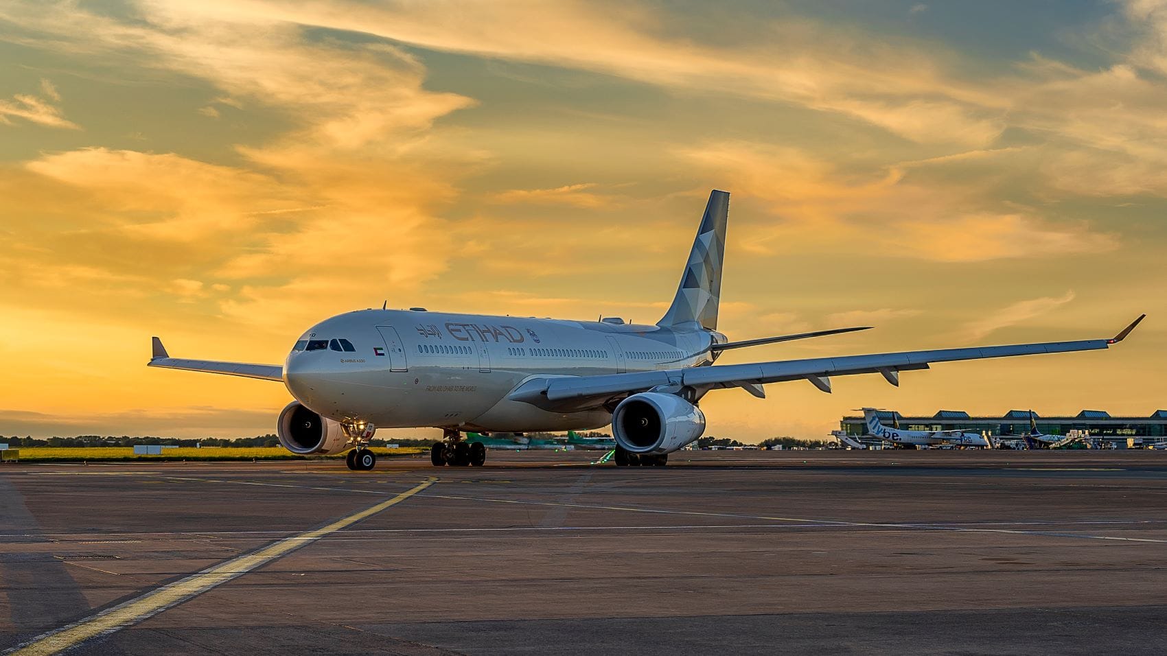 Etihad-Flugzeug auf Rollbahn 