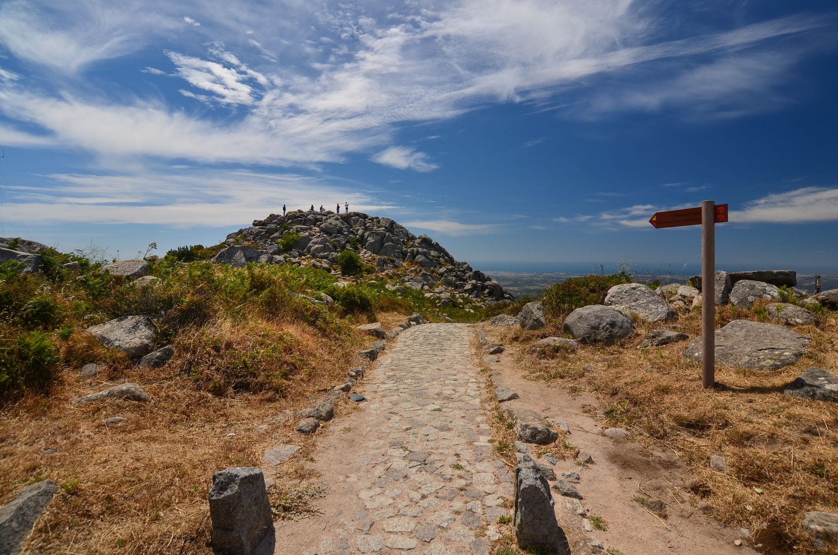 Weg zum Aussichtspunkt auf Berg Foia, Algarve 