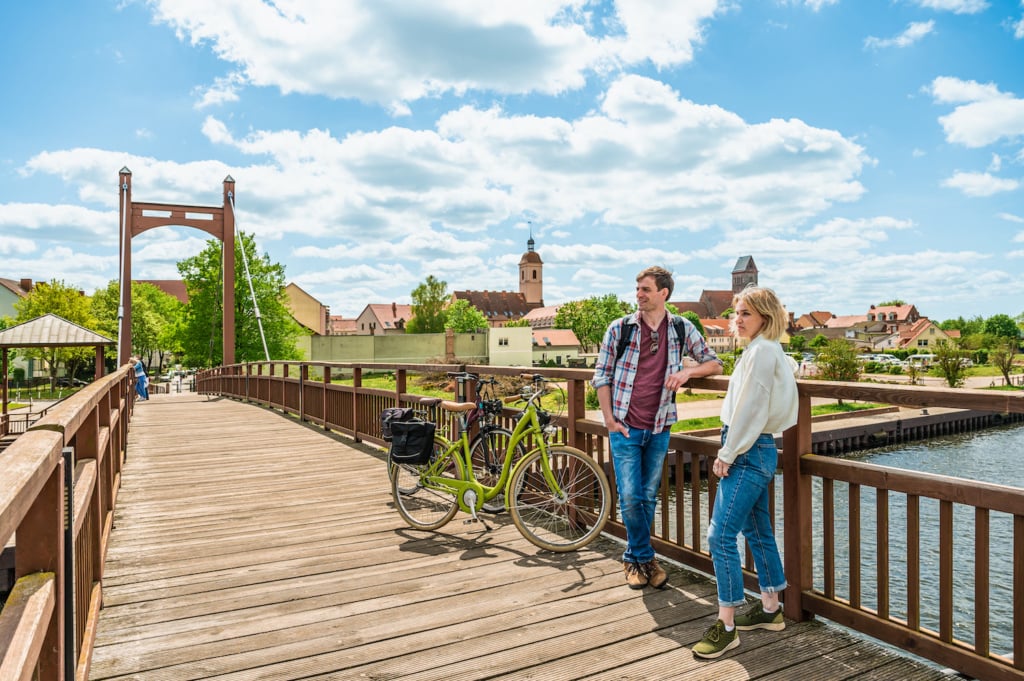 Das Fahrradpaar genießt auf der Fußgängerbrücke Anklam die Aussicht