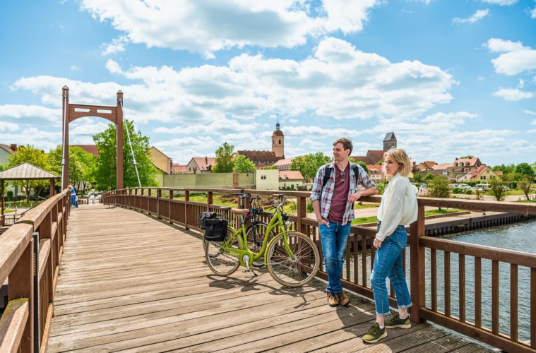 Das Fahrradpaar genießt auf der Fußgängerbrücke Anklam die Aussicht