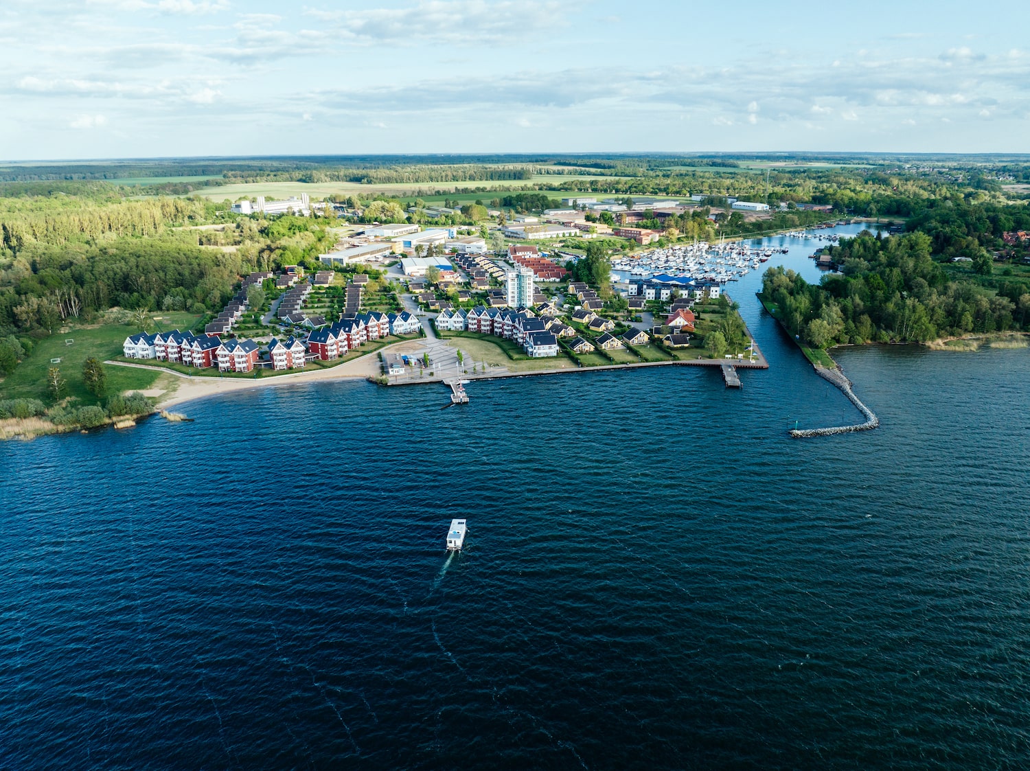 Das Hausboot steuert den Hafen an. Idyllischer geht es wohl kaum.