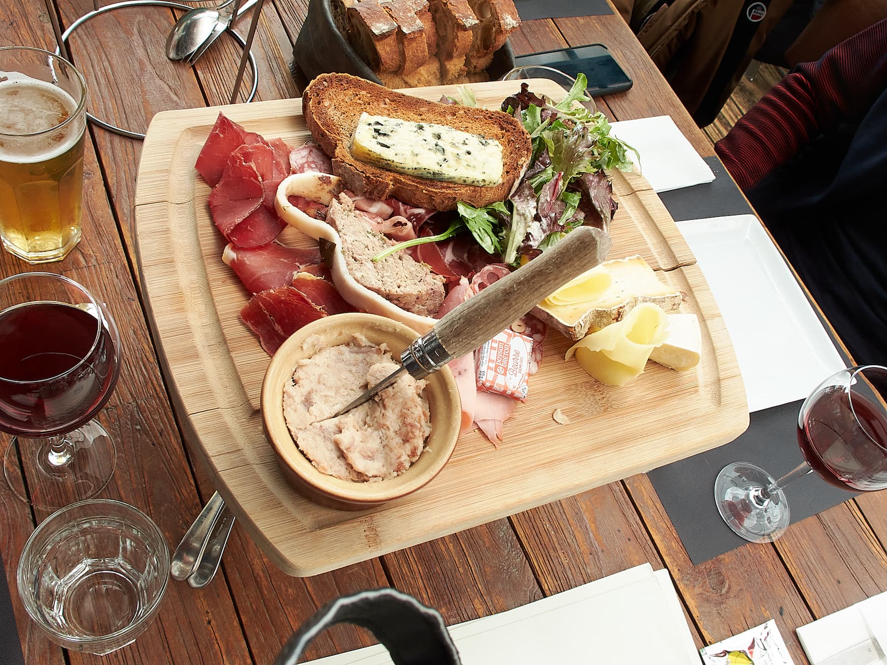 Brotzeit im Hotel Annapurna im Skigebiet Le Trois Vallees