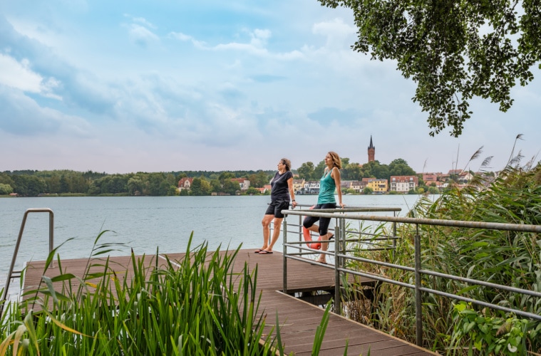 Frische Luft mit Aussicht bietet der klinikeigene Steg am Haussee