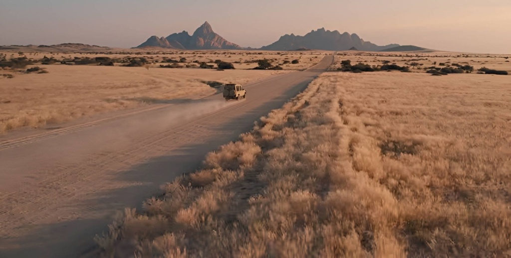 Jeep fährt über Landstraße in Namibia