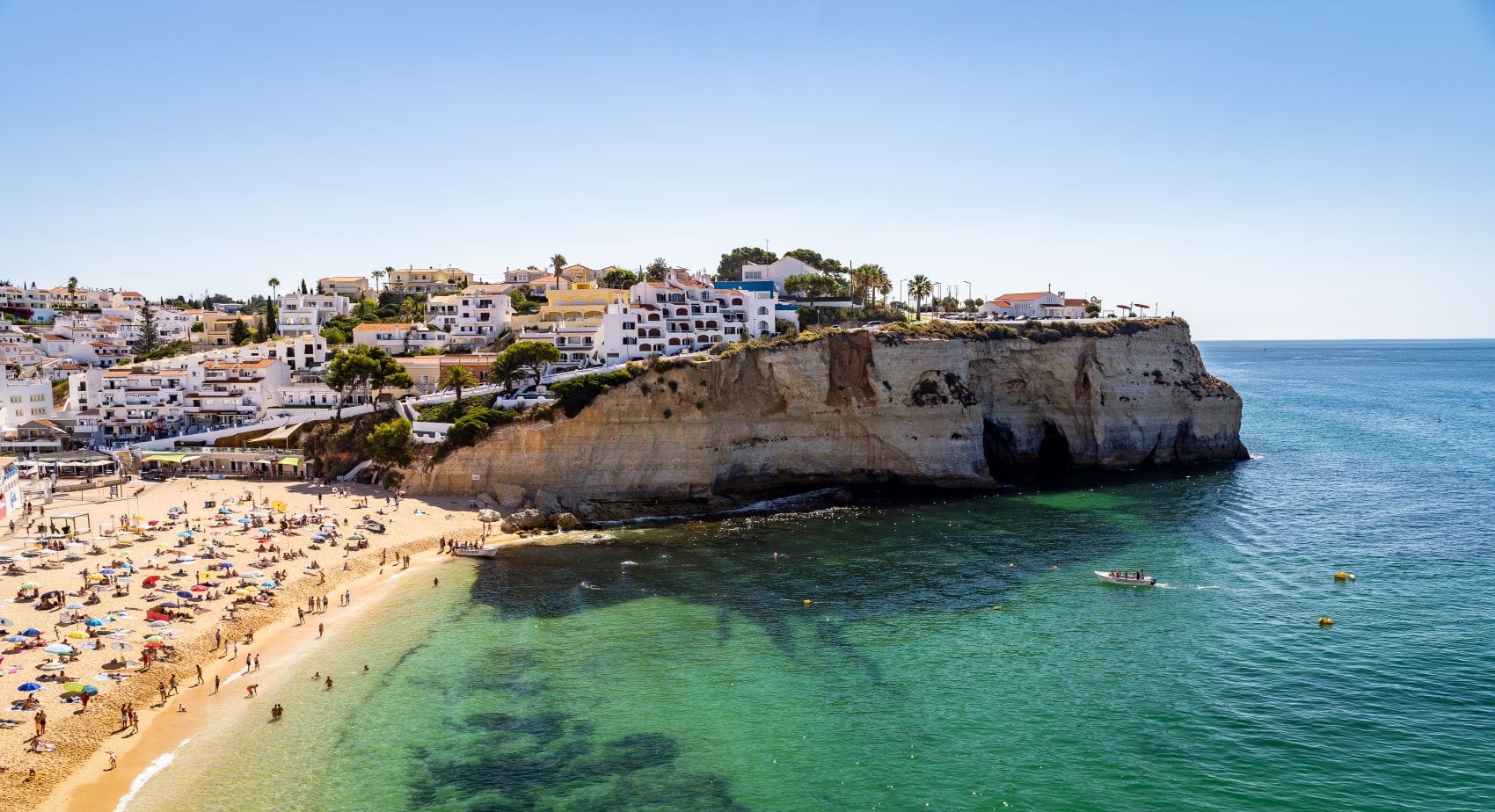 Blick auf Strand und Häuser in Praia do Carvoeiro, Algarve 