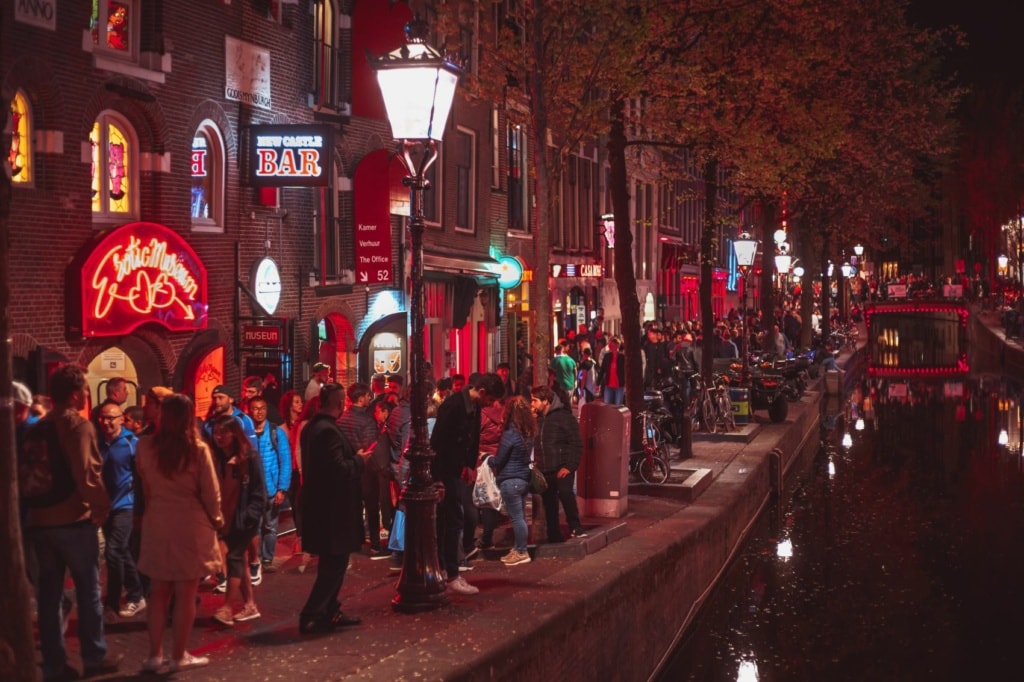 Menschen im Rotlichtbezirk in Amsterdam