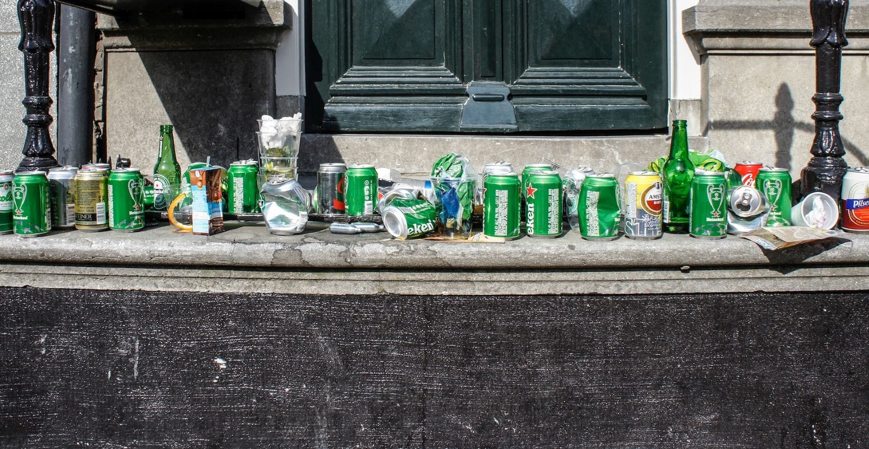 Müll, leere Bierdosen auf Mauer