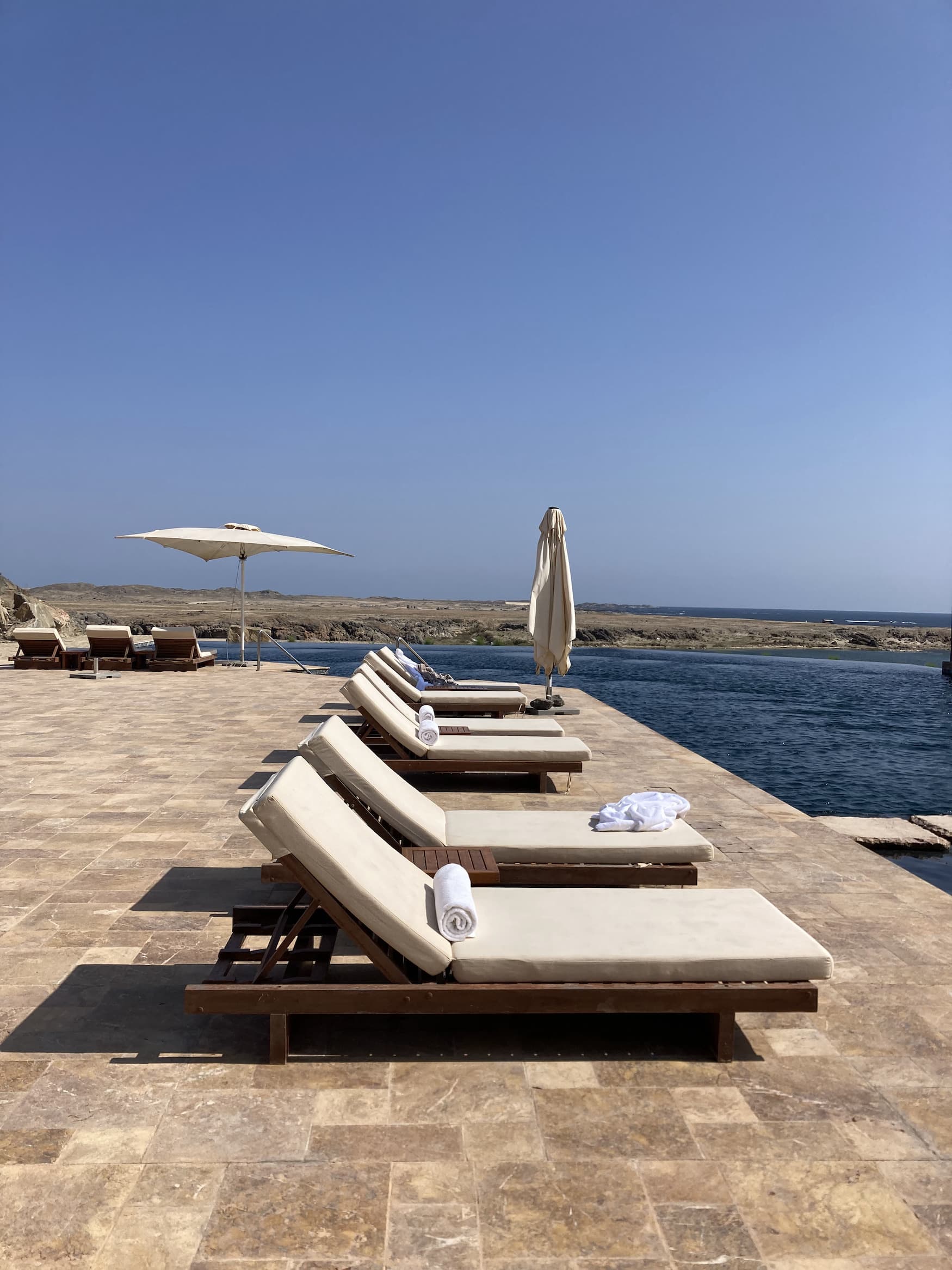 Pool eines Alila Hotel in Mirbat