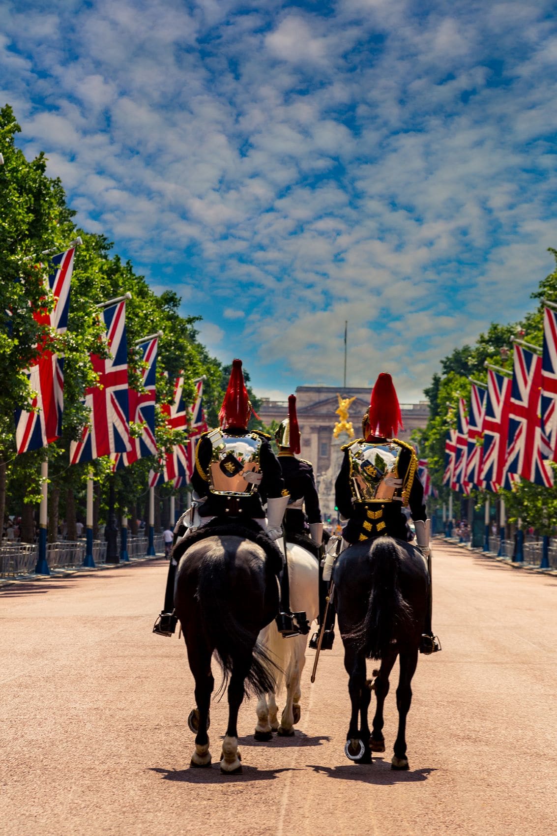 Military Guards reiten auf der "The Mall" in London 