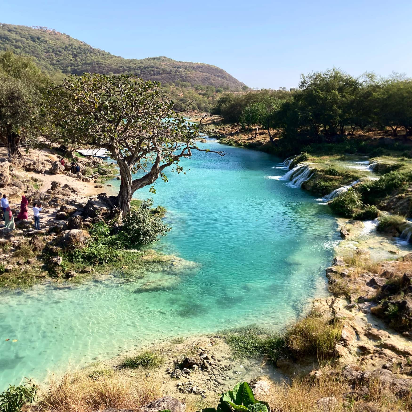ein Wadi mit Wasserfall in der Region Dhofar