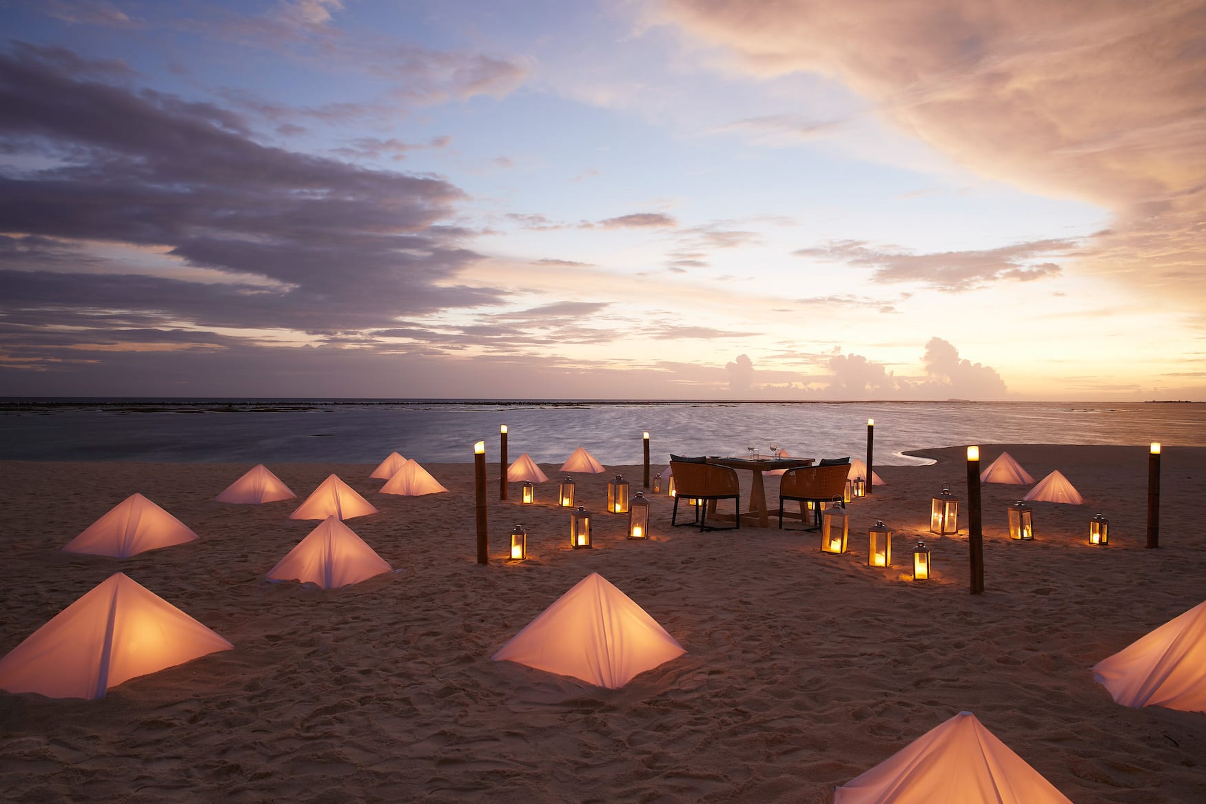 romantisches Dinner am Strand