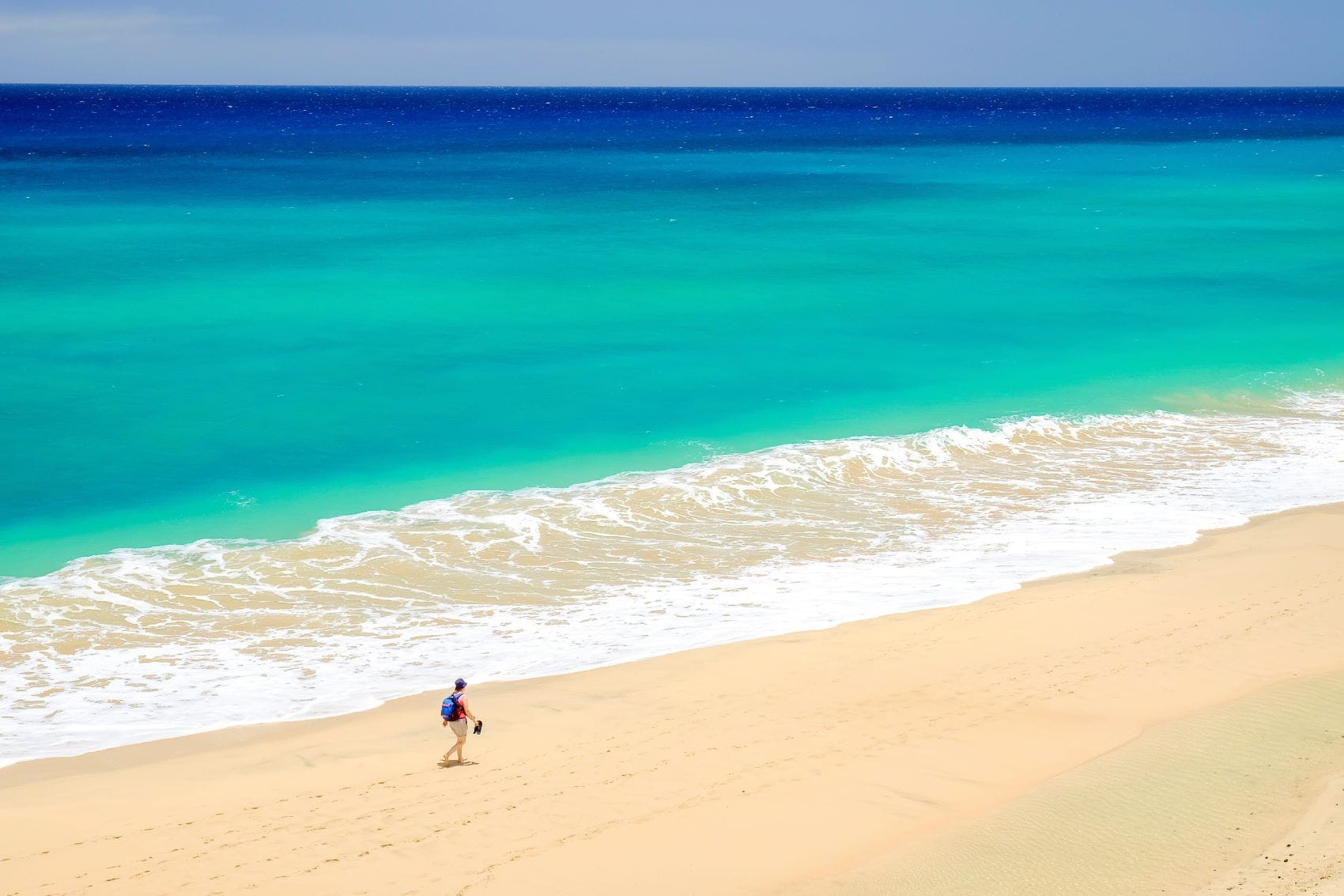 Spaziergängerin am Strand in der Nähe von Morro Jable auf Fuerteventura 