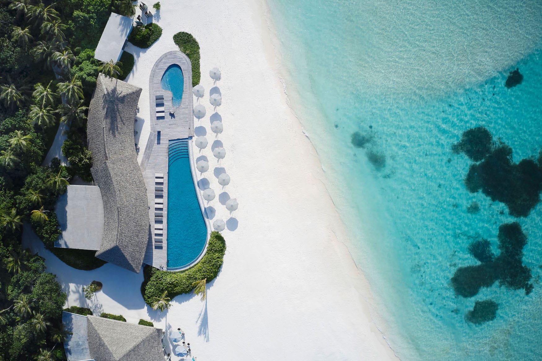 Drohnenaufnahme einer Villa auf den Malediven