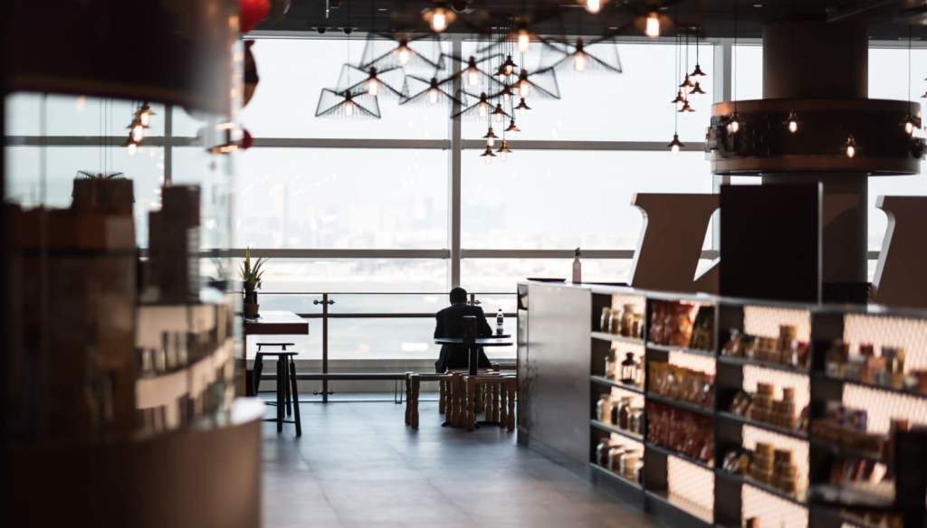 Gast in einem Café im Flughafen