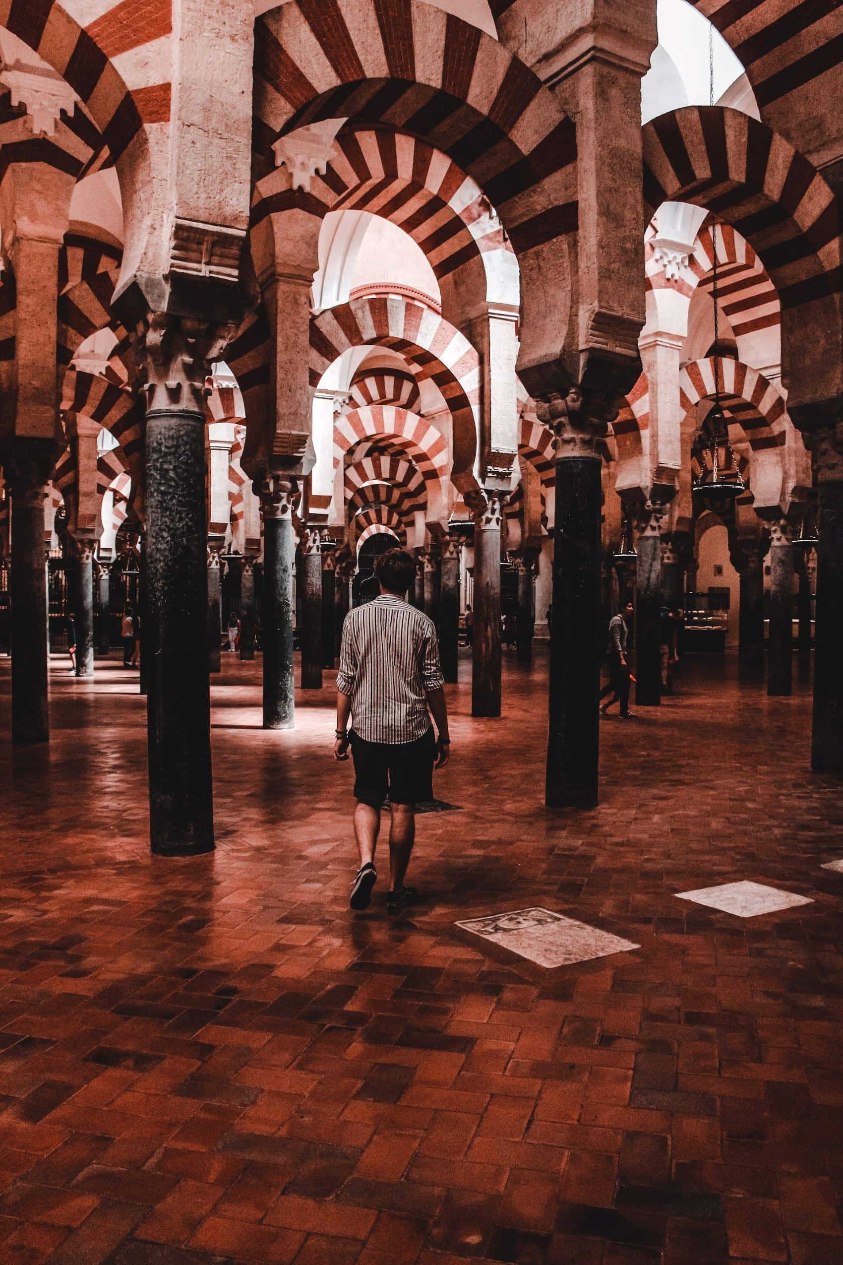 Besucher in Gebetshalle der Kathedralmoschee Cordoba