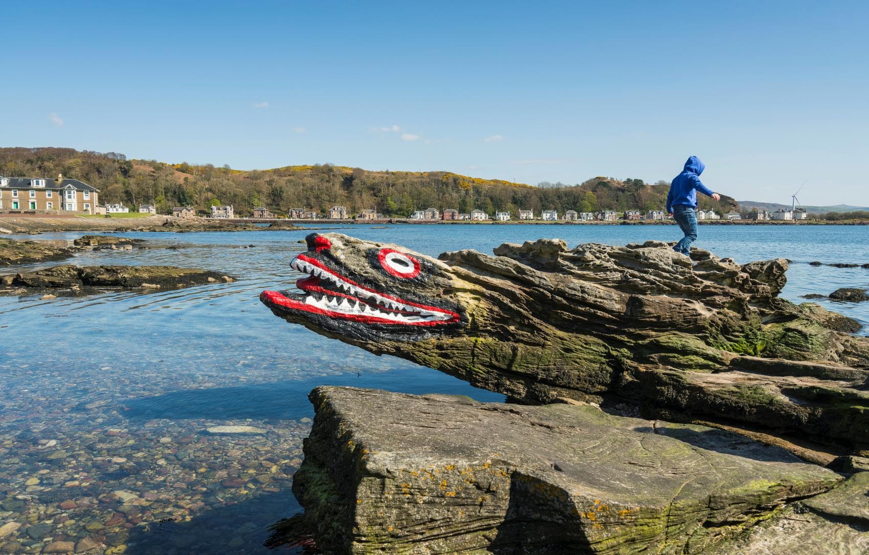 Kind am Crocodile Rock am Millport beach auf Cumbrae