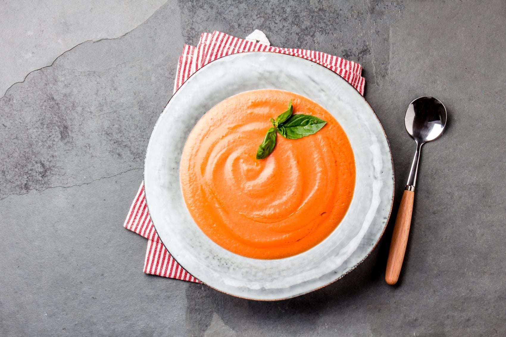 Weißer Teller mit Salmorejo