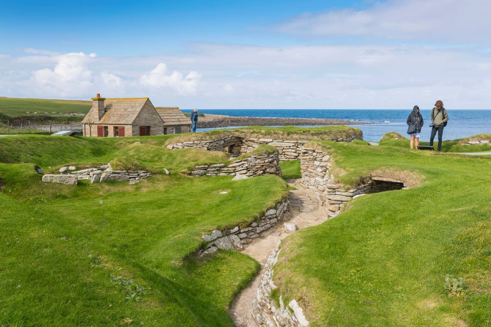 Besucher in Skara Brae auf Orkney.