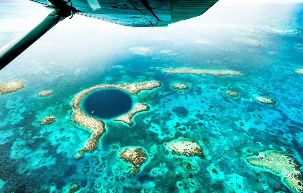 Blue Hole in Belize aus der Luft fotografiert