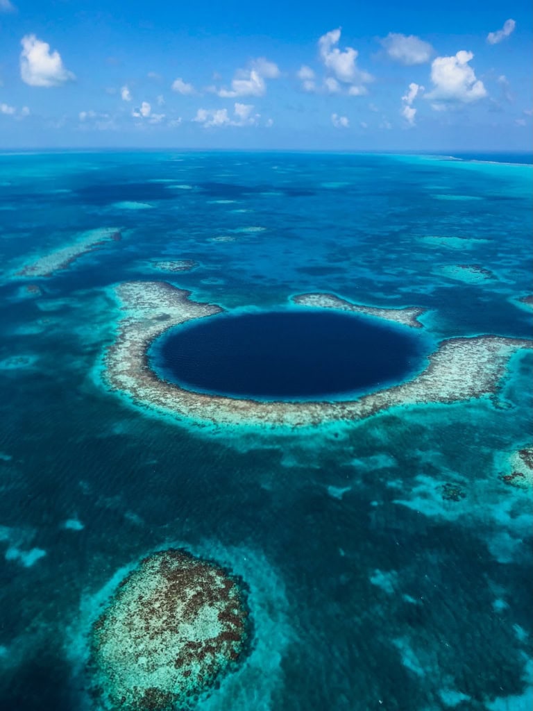 Blue Hole in Belize aus der Luft fotografiert