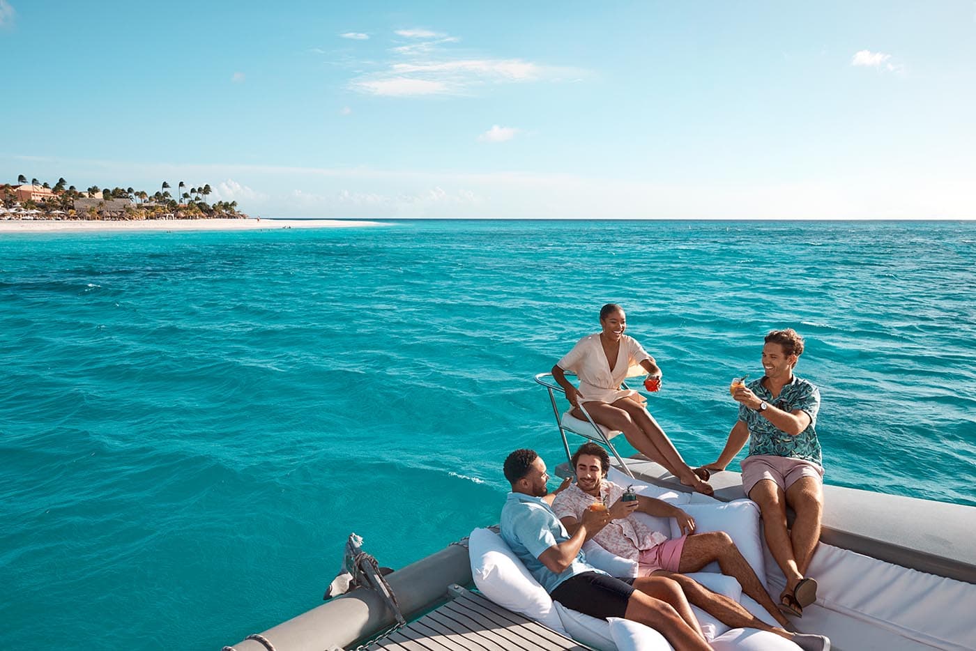 Gruppe von glücklichen Menschen vor der Küste von Aruba