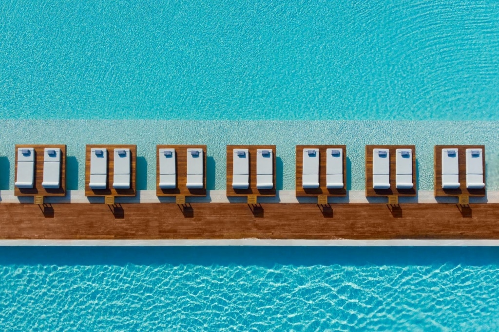 Pool und Liegen im Gennadi Grand Resort: auf Rhodos