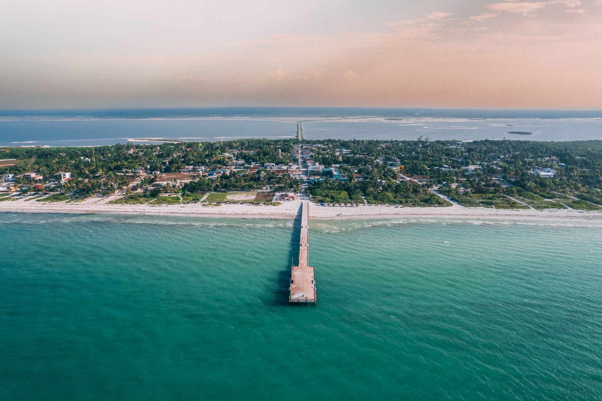 Langer Steg ins Meer in Yucatan