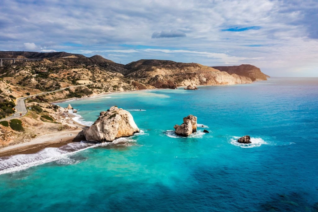 Blick aus der Ferne auf den Felsen der Aphrodite auf Zypern