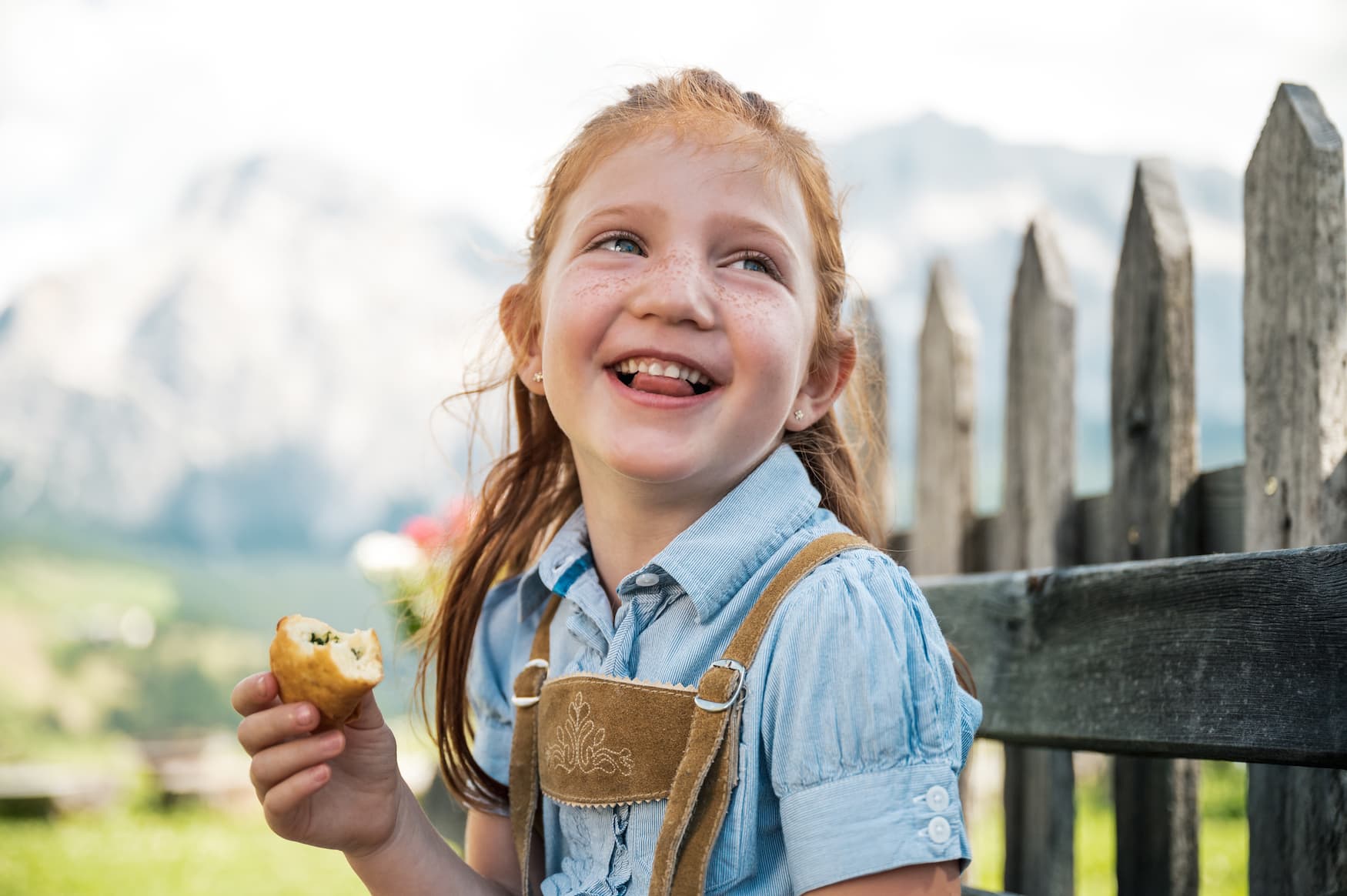 Mädchen mit ladinischer Küche in Italien