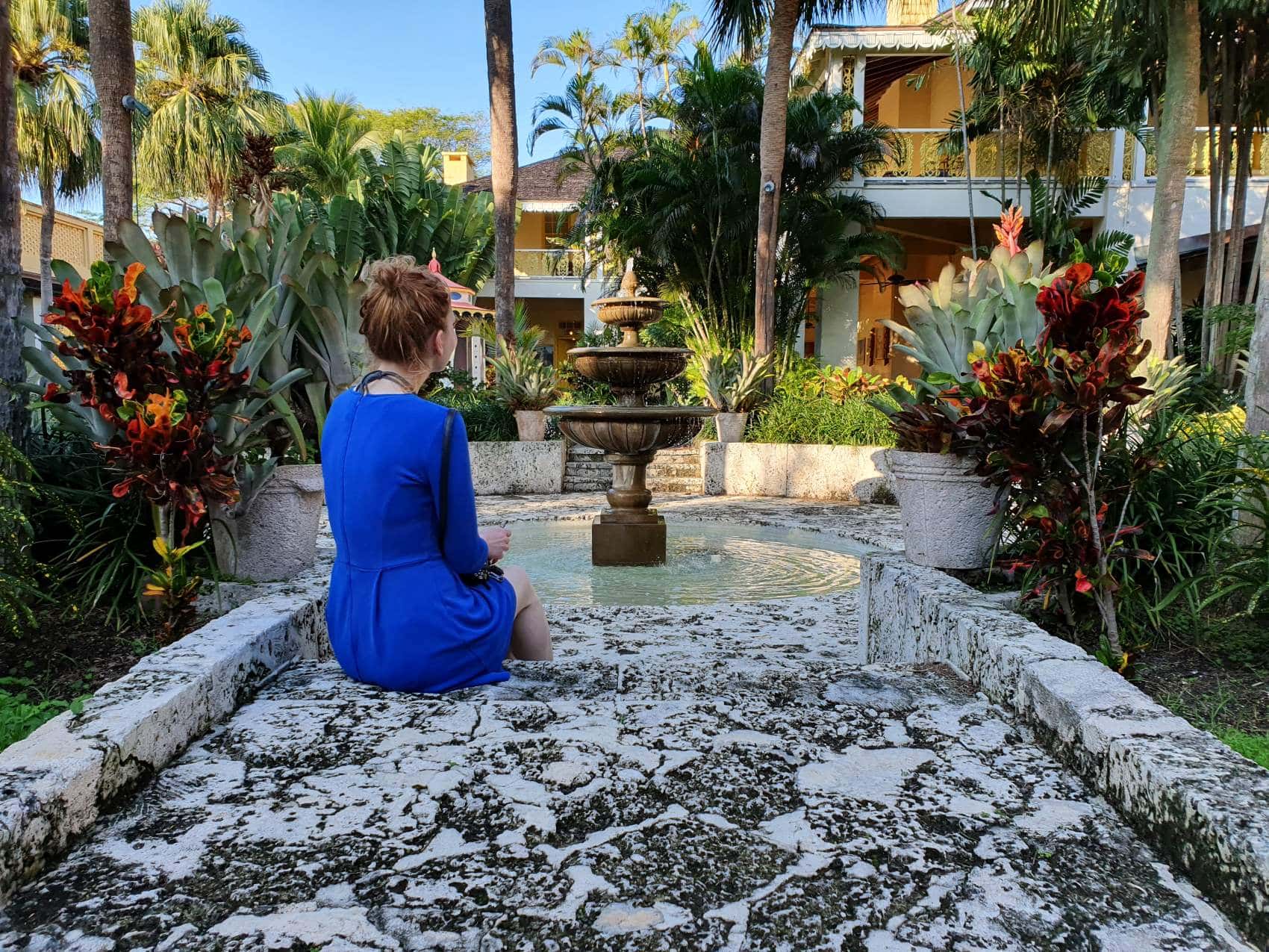 Frau in Bonnet House Garden Fort Lauderdale