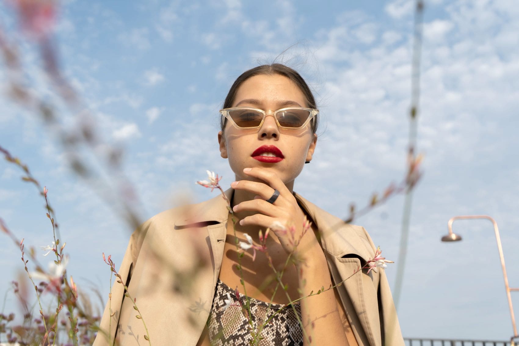 Junge Frau mit Sonnenbrille und Ring
